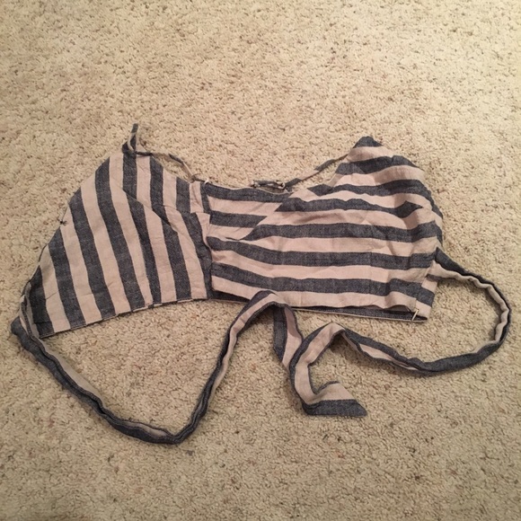 Nordstrom’s wrap around crop top - Picture 3 of 3